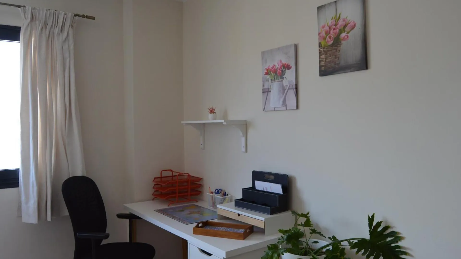 Bright, Modern Apartment In The Heart Of Arrecife  아리시페